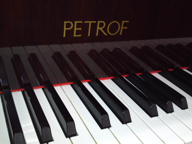 Petrof P IV demi-chippendale(Mahogany)